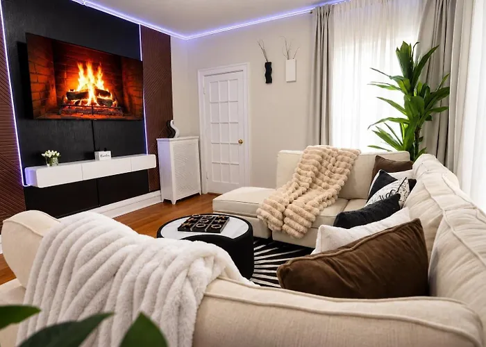 Workspace • Near Lakefront & Red Line • 6br