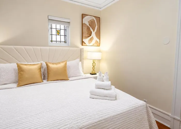Workspace • Near Lakefront & Red Line • 6br