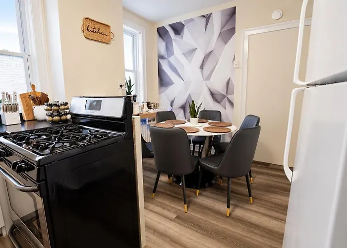 Workspace • Near Lakefront & Red Line • 6br *