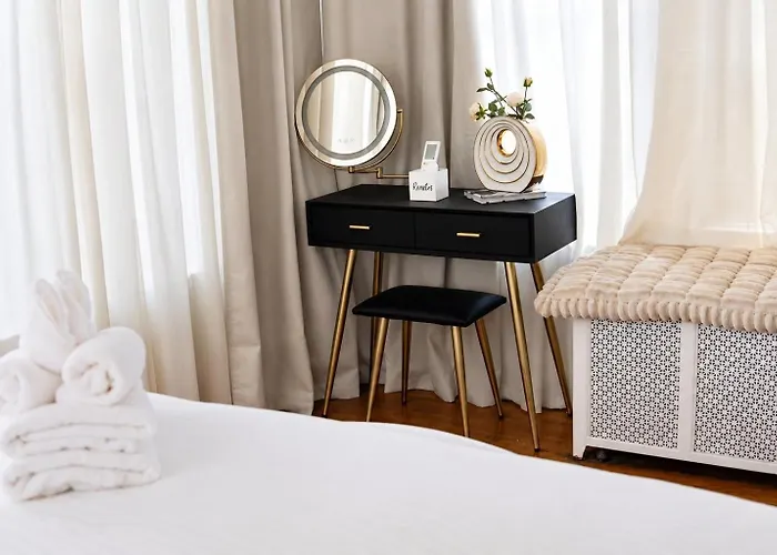 Workspace • Near Lakefront & Red Line • 6br