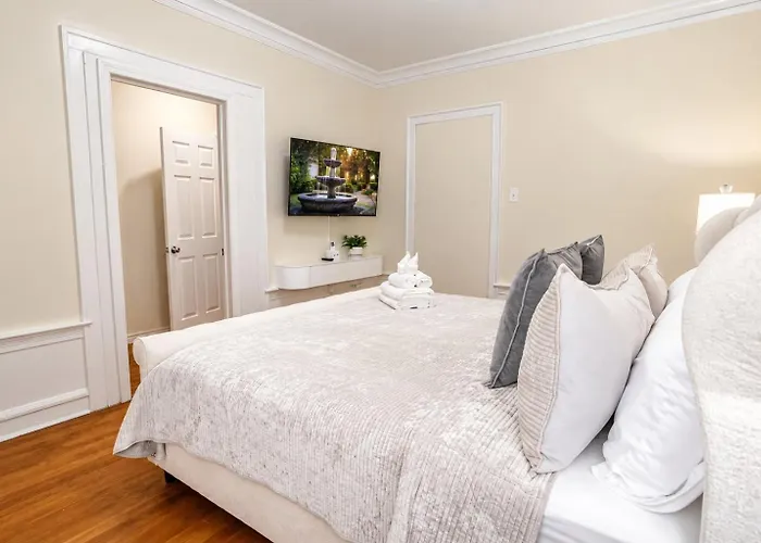 Workspace • Near Lakefront & Red Line • 6br