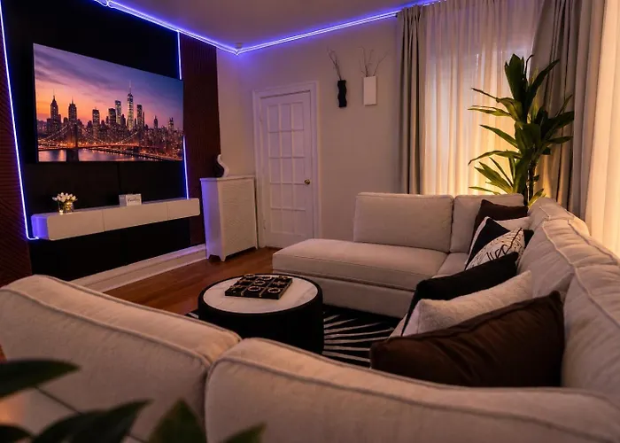 Workspace • Near Lakefront & Red Line • 6br